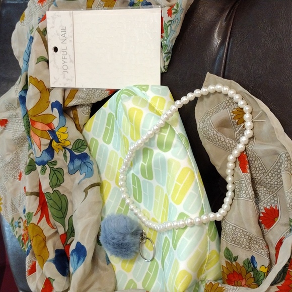 EUC Clinique Makeup Bag and Goodies - Picture 5 of 14